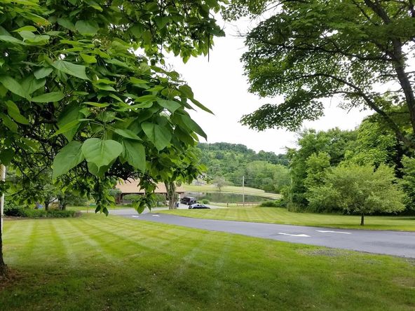 Applewood Apartments and Restaurant: 120 North Rd, Highland, NY 12528